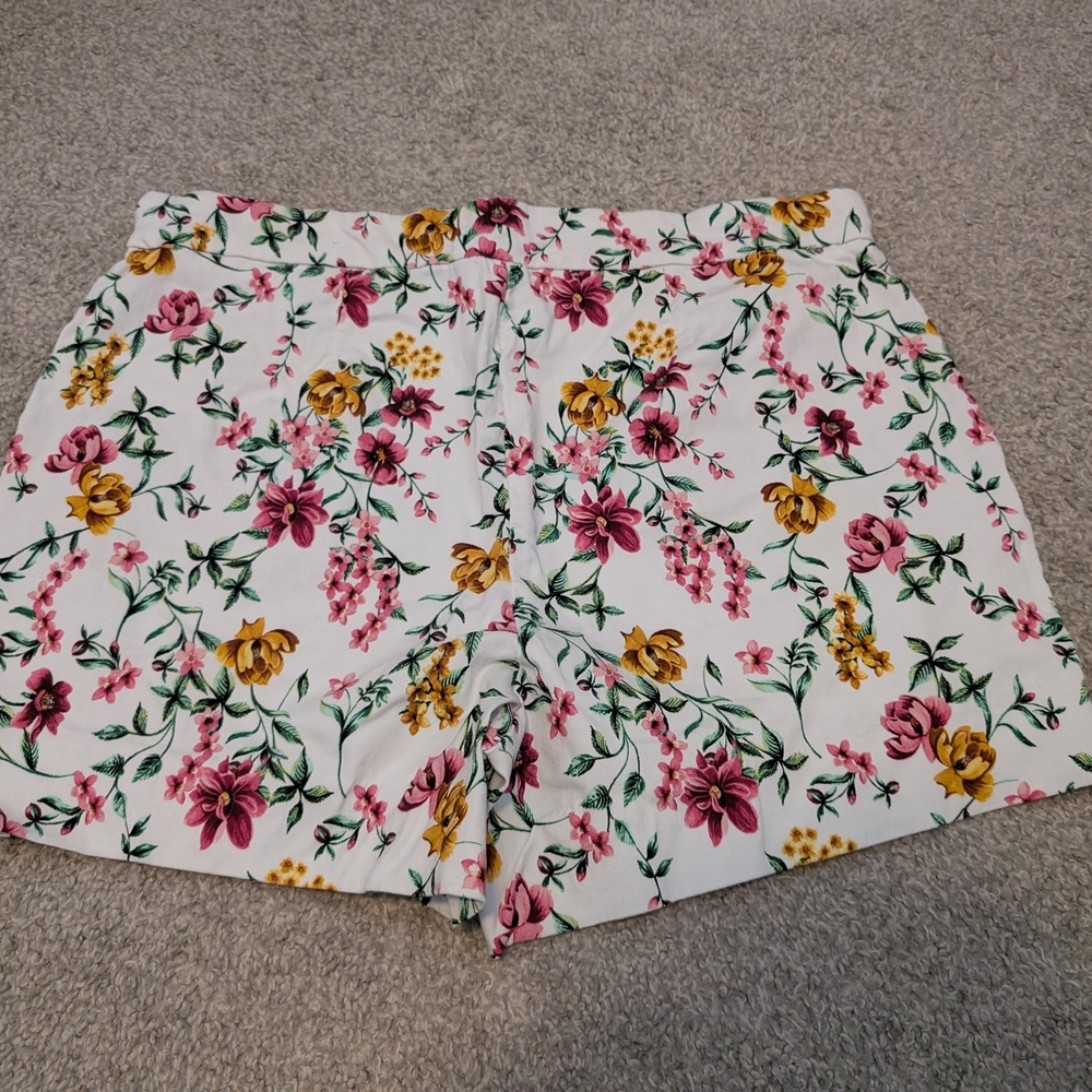 Floral Women's Shorts - Picture 4 of 5